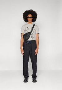 YOURTURN UNISEX - T-shirts med print - grey