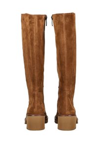 Botas altas de ante marrón con una textura suave, que cuentan con un cierre lateral, tacón cuadrado y un diseño estructurado y alto.