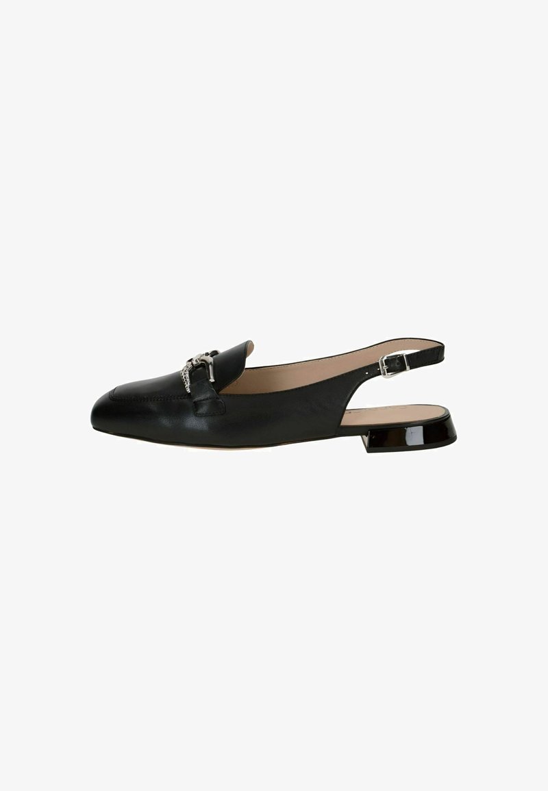 Zapato slingback de cuero negro con punta afilada, acento decorativo de hebilla y un tacón bajo y brillante. Textura suave en todo.