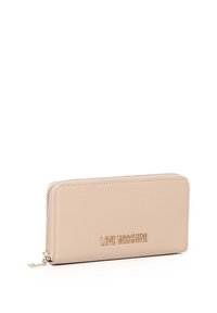 Portafoglio in pelle beige con logo "LOVE MOSCHINO" impresso, chiusura con zip e texture liscia, caratterizzato da linee pulite e design minimal.