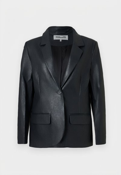 Μαύρο δερμάτινο σακάκι με ένα κουμπί, γιακά με εγκοπές, μακριά μανίκια και δύο εμπρόσθιες τσέπες με καπάκι, εμφανιζόμενο σε απλό λευκό φόντο.