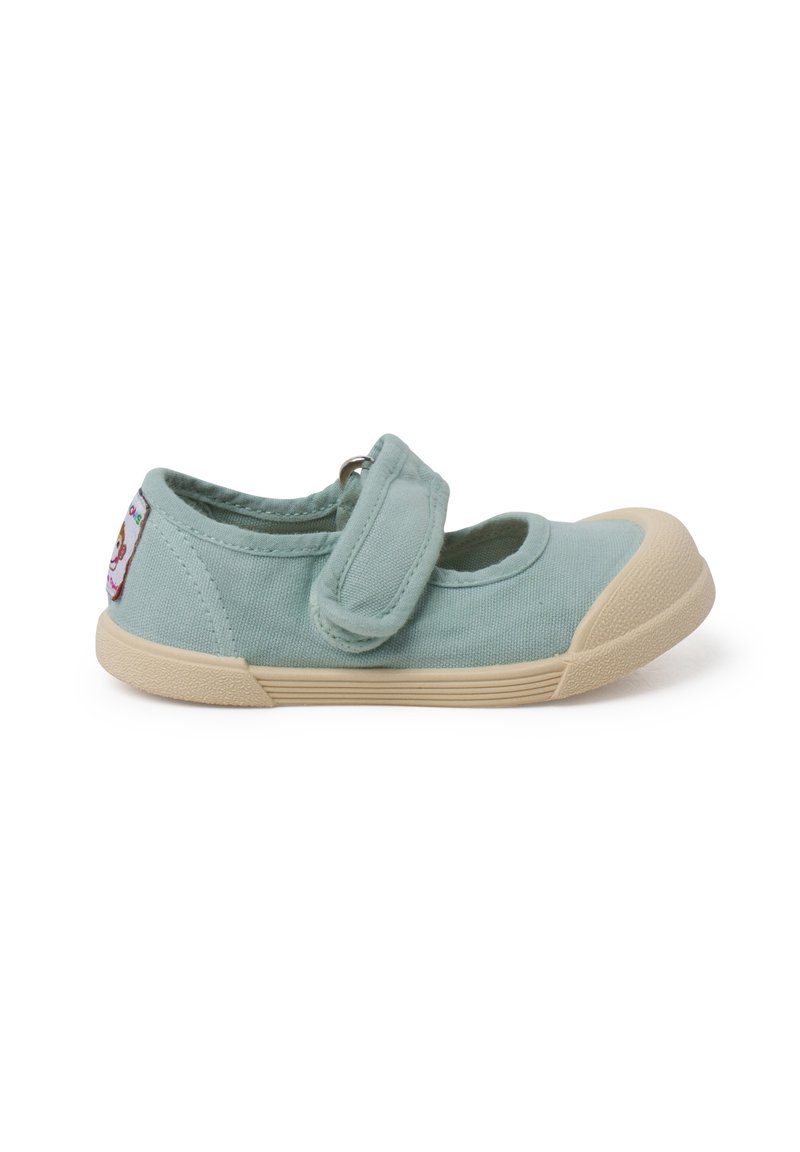 Zapato de lona azul claro con punta redondeada, correa de Velcro y suela de goma beige. Presenta un diseño bordado en el talón.