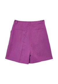 Shorts en lin violet à coupe droite, dotés de deux poches au dos et d'une texture lisse. La taille est ajustée avec des passants pour ceinture.
