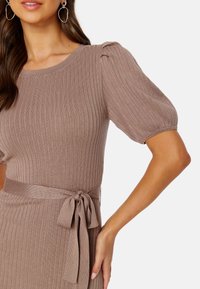 Bubbleroom KNITTED PUFF SLEEVE DRESS - Abito in maglia - nude