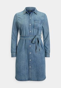 Modré denimové šaty s dlhým rukávom, golierom, prednými gombíkmi, náprsným vreckom a látkovým opaskom previazaným v páse.
