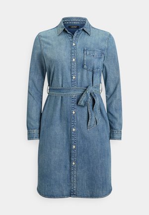 Modra denim srajca s dolgimi rokavi, ovratnikom, gumbi spredaj, prsnim žepom in tkanim pasom, ki je zavezan okoli pasu.