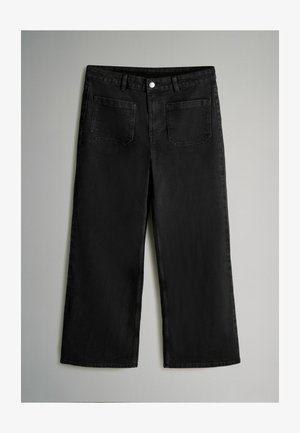 Čierne nohavice s širokými nohavicami vyrobené z denimu, s gombíkovým a zipsovým zapínaním, dvoma prednými vreckami a dvoma zadnými vreckami so štvorcovým prešívaním.