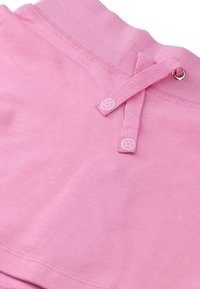 Ljusrosa hoodie med ribbad halsringning och en dragsko med ögla. Inkluderar märkta tags med en stjärnlogotyp. Mjuk textur.