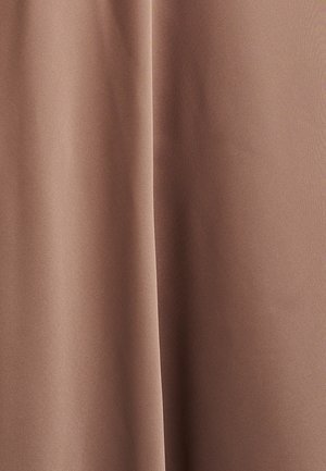 Brauner Stoff mit einer glatten, matten Textur, der sanft fällt und subtile Falten bildet. Gleichmäßige Farbanordnung ohne sichtbare Muster oder Hardware.