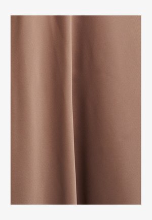 Tessuto marrone con una texture liscia e opaca, che si drappeggia dolcemente con pieghe sottili. Distribuzione uniforme del colore senza motivi o accessori visibili.