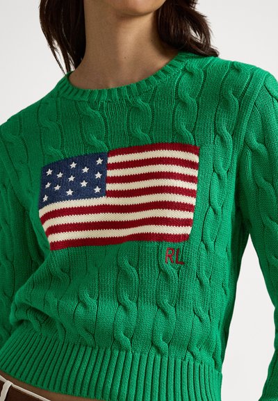 Camisola verde de malha grossa com um design destacado da bandeira americana em vermelho, branco e azul, com "RL" bordado a vermelho na parte inferior.