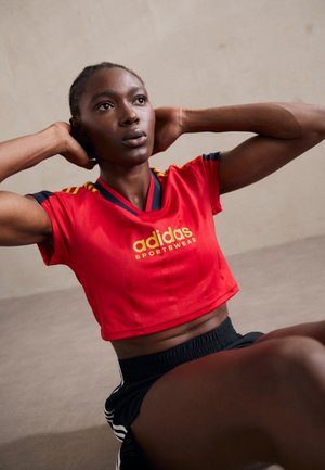 adidas Sportswear TIRO CUT 3 STRIPES CROP - T-shirt imprimé - better scarlet/legend ink/bold gold