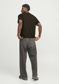 Jack & Jones JORVESTERBRO CREW NECK - Trükipildiga T-särk - chocolate torte