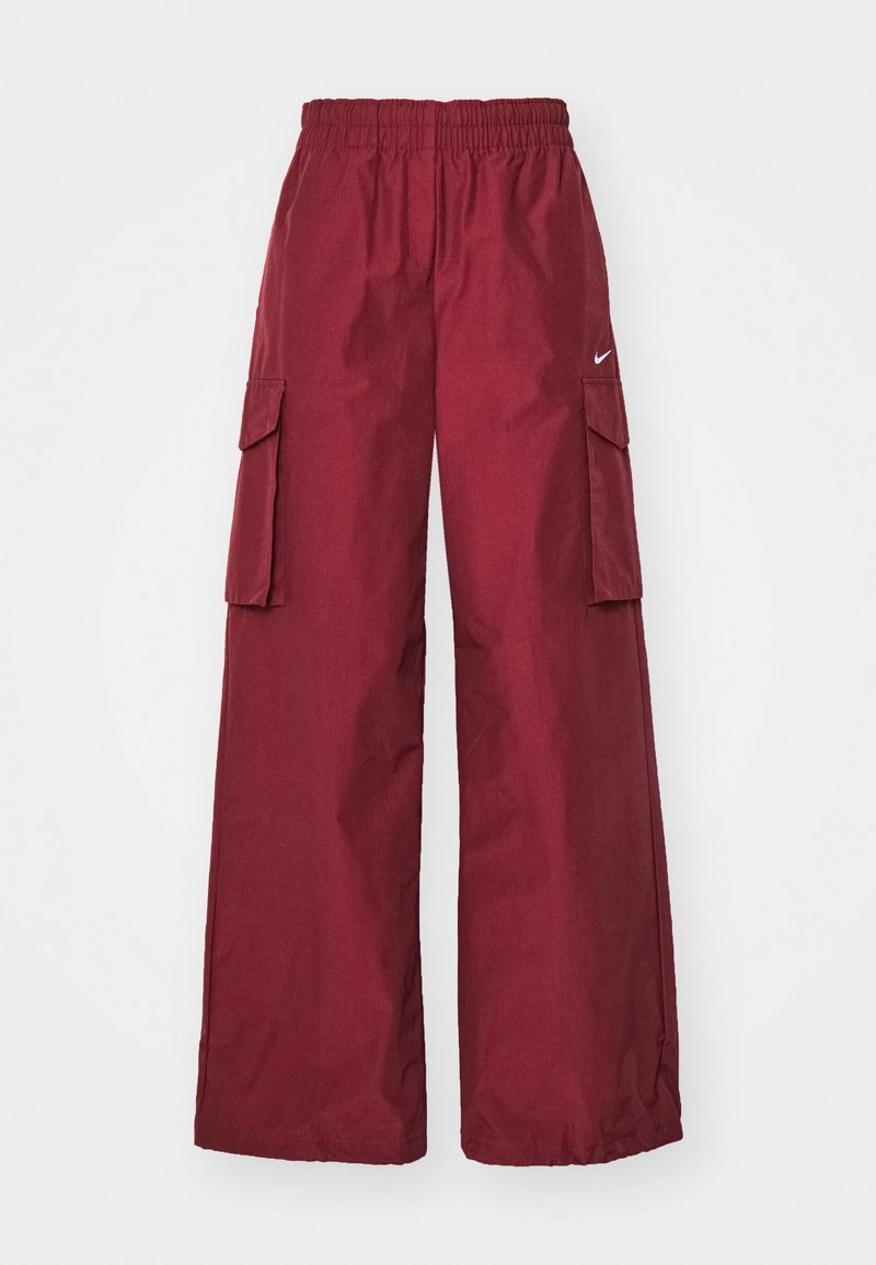 Pantalones cargo de pierna ancha burdeos con cintura elástica, dos bolsillos laterales y un pequeño logo blanco en el muslo derecho superior.