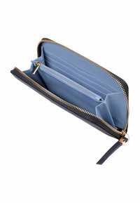 Plånbok med dragkedja i svart texturerat material. Inuti finns ett ljusblått foder, flera kortfack och ett myntfack med dragkedja. Guldiga dragkedjedetaljer.