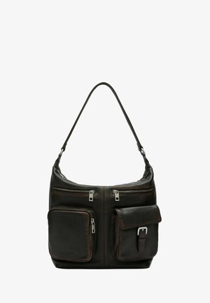 Czarna skórzana torebka na ramię z pojedynczym paskiem na ramię, dwoma przednimi kieszeniami na zamek oraz jedną boczną kieszenią z ozdobą w formie klamry paska.