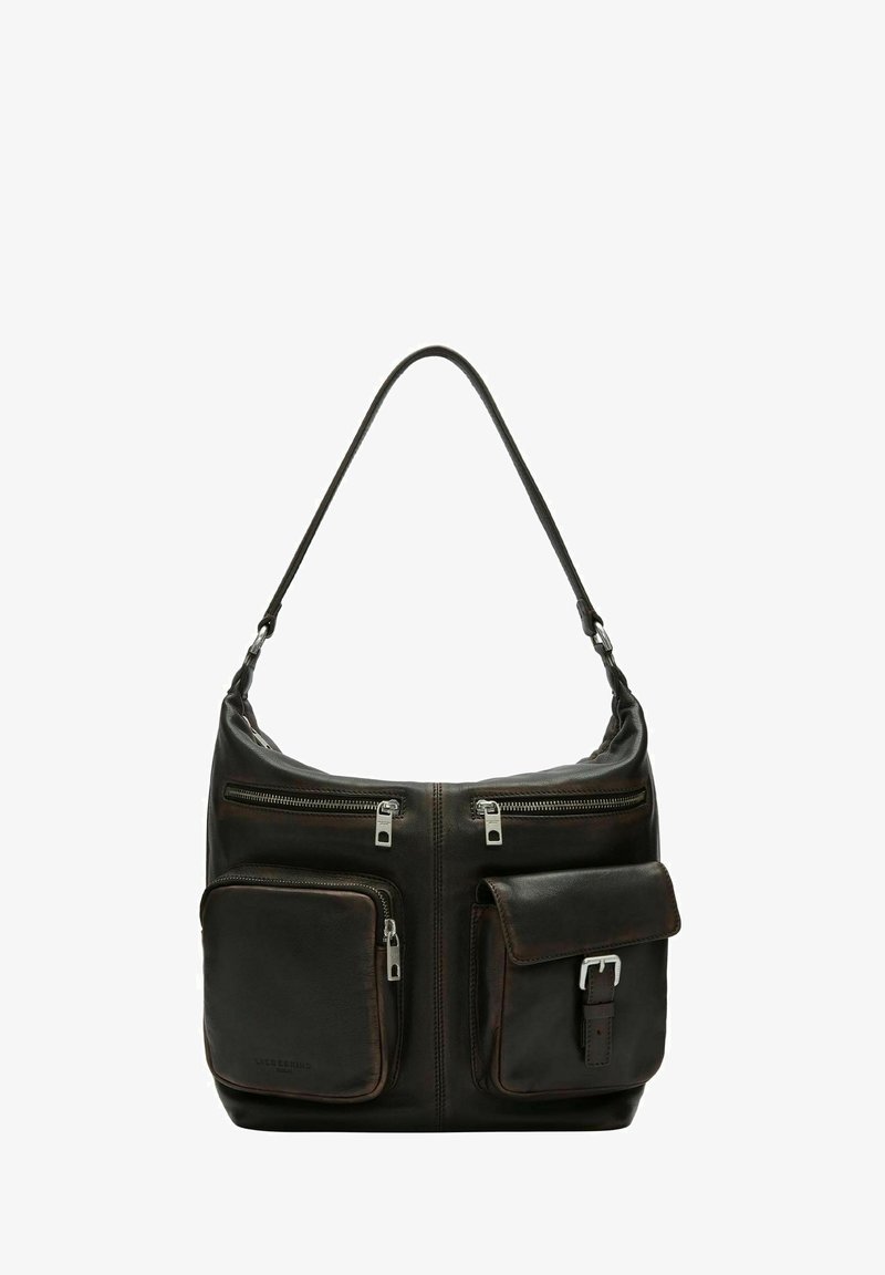 Czarna skórzana torebka na ramię z pojedynczym paskiem na ramię, dwoma przednimi kieszeniami na zamek oraz jedną boczną kieszenią z ozdobą w formie klamry paska.