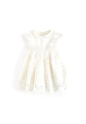 Robe blanche pour bébé avec jupe en dentelle, ceinture en dentelle florale, manches courtes et col Claudine festonné.