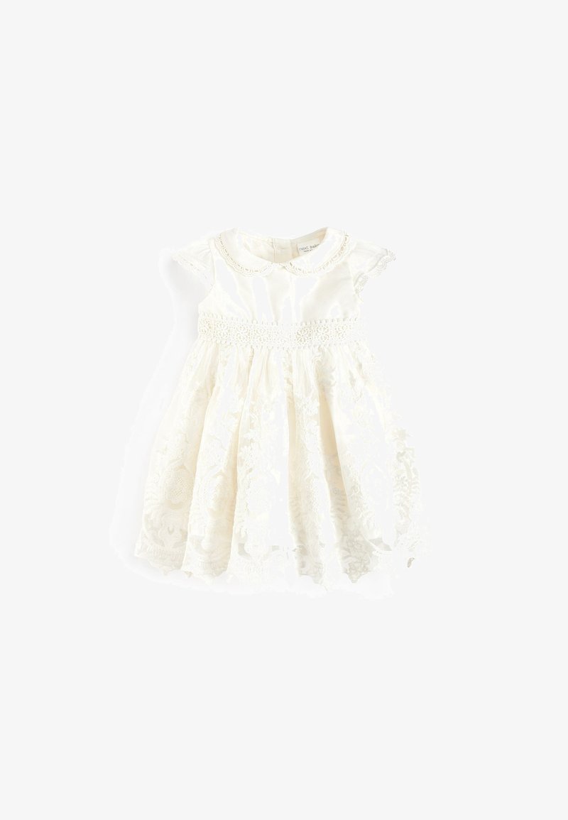 Robe blanche pour bébé avec jupe en dentelle, ceinture en dentelle florale, manches courtes et col Claudine festonné.