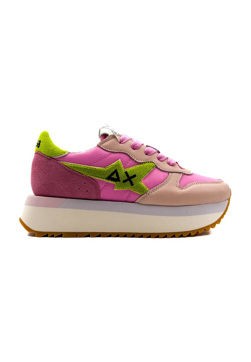Sneakers con materiali in pelle e camoscio rosa, con un accento di logo verde, lacci rotondi e una suola spessa beige e gomma.