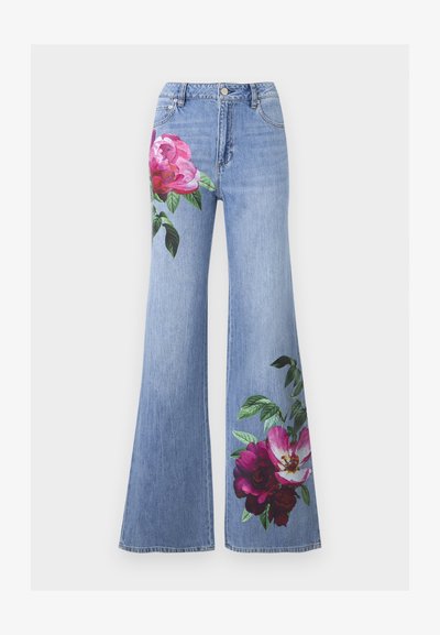 Svetlomodré džínsové nohavice s širokými nohavicami s ružovými a červenými kvetinovými potlačami na ľavom stehne a na dolnej pravej nohe.