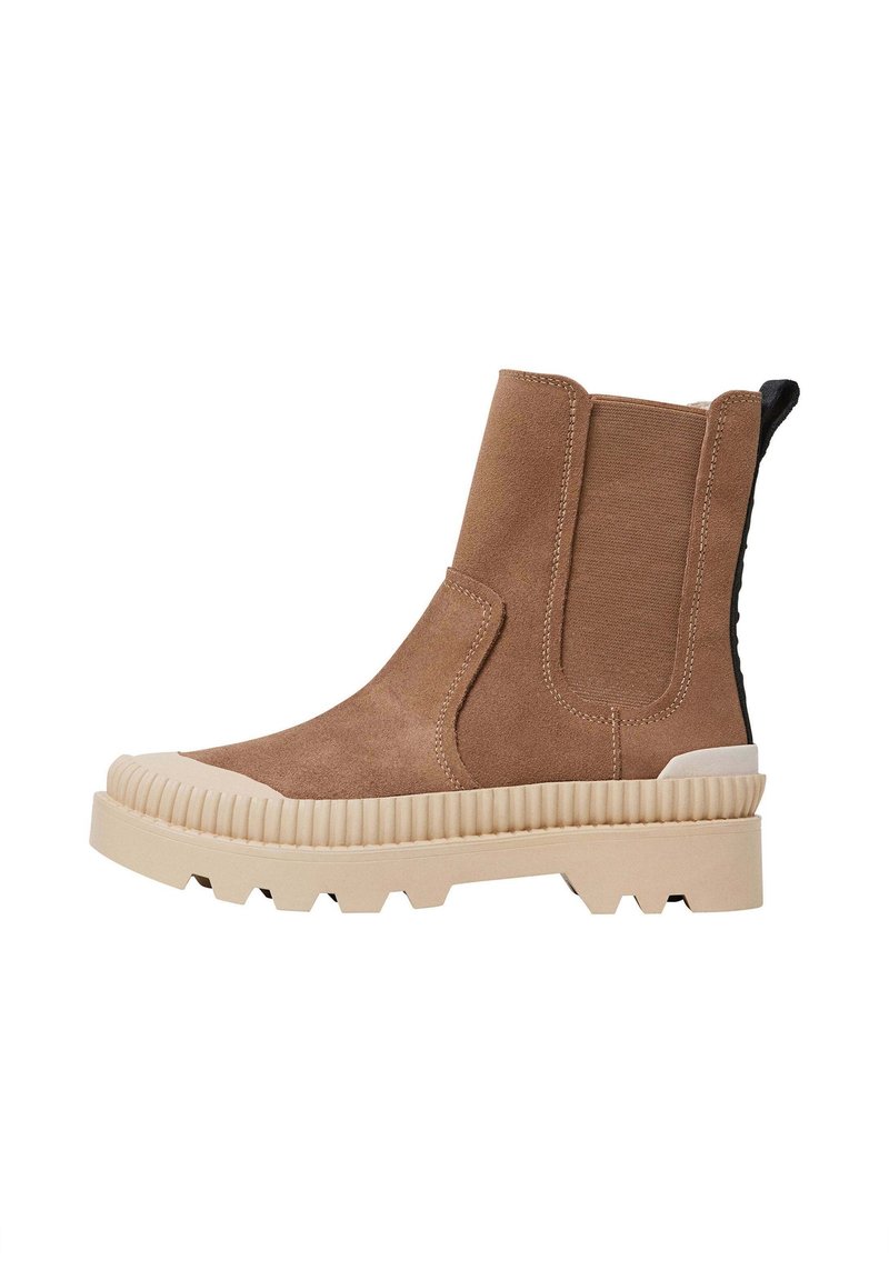 Brązowe zamszowe botki za kostkę z teksturowaną beżową gumową podeszwą, elastycznymi bocznymi panelami i czarnym akcentem z tyłu. Masywna konstrukcja i solidny bieżnik.