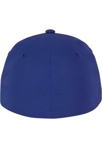 Cappellino blu aderente con una superficie liscia, forma arrotondata, senza loghi o design visibili, dotato di un piccolo bottone superiore e due fori di ventilazione.