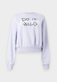 Κοντό φούτερ λεβάντας με ριμπ μανσέτες και τελείωμα, με το κείμενο «Just Cavalli» που καλύπτεται εν μέρει από έντονα μαύρα γράμματα «DO IT WILD» μπροστά.