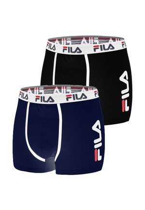 Deux paires de boxers FILA en noir et en bleu marin, présentant des couleurs unies, des bordures blanches et une taille élastique avec des accents de logo.