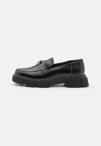 Pantofi loafer din piele neagră, cu vârf rotund, o curea decorativă și o talpă groasă cu striații. Finisaj neted și detalii minime.