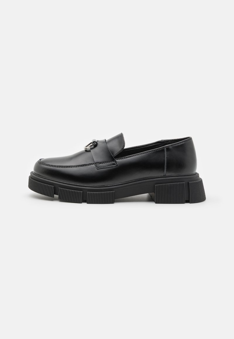 Pantofi loafer din piele neagră, cu vârf rotund, o curea decorativă și o talpă groasă cu striații. Finisaj neted și detalii minime.