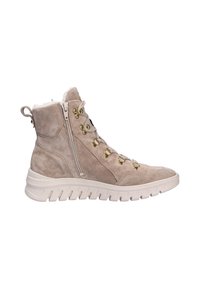 Bottes de cheville en daim beige avec des accessoires en or, fermeture éclair sur le côté et semelle texturée. Présente un système de laçage avec des crochets et un col en polaire.