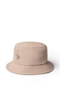 Cappello a secchi beige realizzato in morbido tessuto, con un ricamo a raggiera e un bottone centrale. La visiera è piatta e leggermente testurizzata.