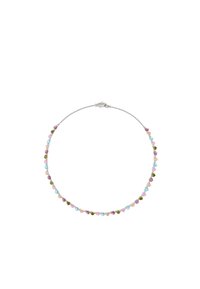 Collar de cadena de plata que presenta cristales en forma de corazón de colores variados en rosa, verde y azul. Cierre seguro en la parte posterior.