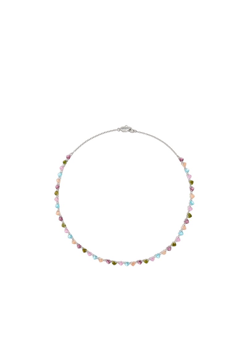 Collar de cadena de plata que presenta cristales en forma de corazón de colores variados en rosa, verde y azul. Cierre seguro en la parte posterior.