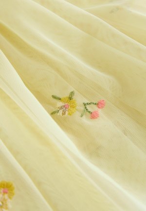 Gelber durchsichtiger Stoff mit einem strukturierten Muster, verziert mit zarter Blumenstickerei in pinken und grünen Akzenten. Glattes, leichtes Material.