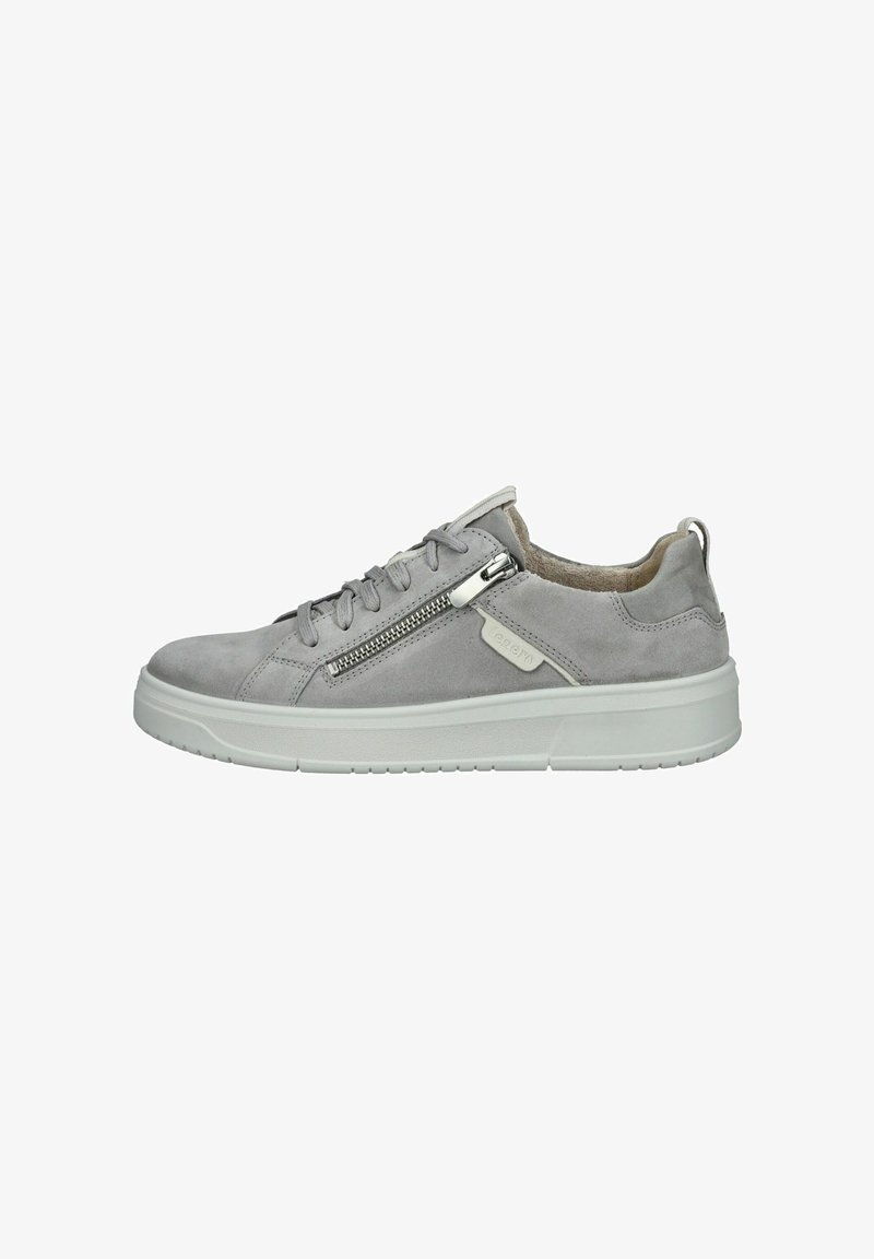 Grijze suède sneakers met een witte rubberen zool, met veters en een zijrits. Gladde textuur met een minimalistisch ontwerp.