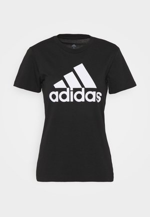 T-shirt in cotone nero con un grande logo bianco Adidas e tre strisce diagonali sul davanti. Collo a girocollo classico e maniche corte.