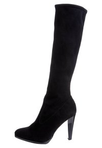 Botte noire en daim, haute jusqu'au genou, avec un bout pointu et un talon élégant. Présente une texture lisse et un détail de couture subtil le long de la tige.