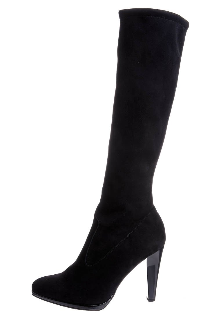 Botte noire en daim, haute jusqu'au genou, avec un bout pointu et un talon élégant. Présente une texture lisse et un détail de couture subtil le long de la tige.