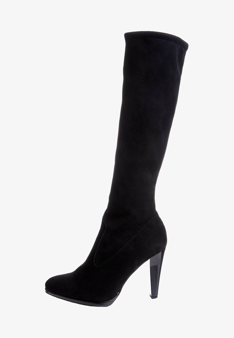 Botte noire en daim, haute jusqu'au genou, avec un bout pointu et un talon élégant. Présente une texture lisse et un détail de couture subtil le long de la tige.