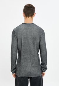 Camicia a maniche lunghe in tessuto nero e grigio, con scollatura rotonda, bordi a contrasto e design slim fit.