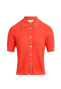 Koralowy sweter z krótkim rękawem o teksturowanym wzorze, z kołnierzykiem i sześcioma złotymi guzikami z przodu. Dopasowany krój podkreślający sylwetkę.