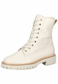 Hvide læder ankelstøvler med rund tå, kraftig grå gummisål, snøredesign og stikninger på siderne.