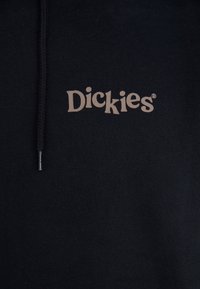 Sweat à capuche noir avec le logo "Dickies" en marron clair. Conçu avec une capuche à cordon de serrage et une texture de tissu douce.