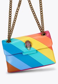 Kleurrijke leren handtas met diagonale strepen in blauw, geel, roze en oranje. Heeft een juweelgesp en een kettingband.