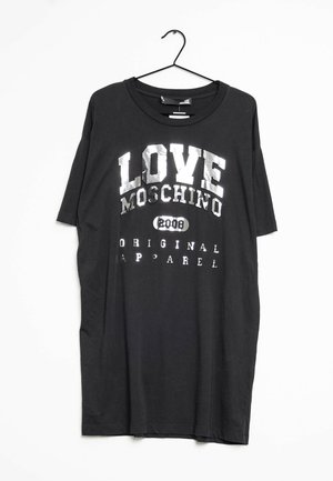 Camiseta negra con cuello redondo, mangas cortas y un estampado gráfico con "LOVE MOSCHINO" en plata metálica, etiquetada como "ROPA ORIGINAL."