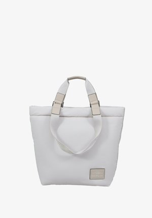 Sac fourre-tout blanc en tissu rembourré. Il dispose de deux courtes poignées et d'un patch logo beige, avec une forme rectangulaire minimaliste.