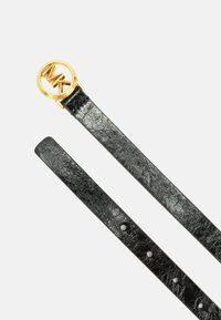 Sort læderbælte med en blank guldrund spænde med "MK" logo. Struktureret overflade og justeringshuller langs remmen.