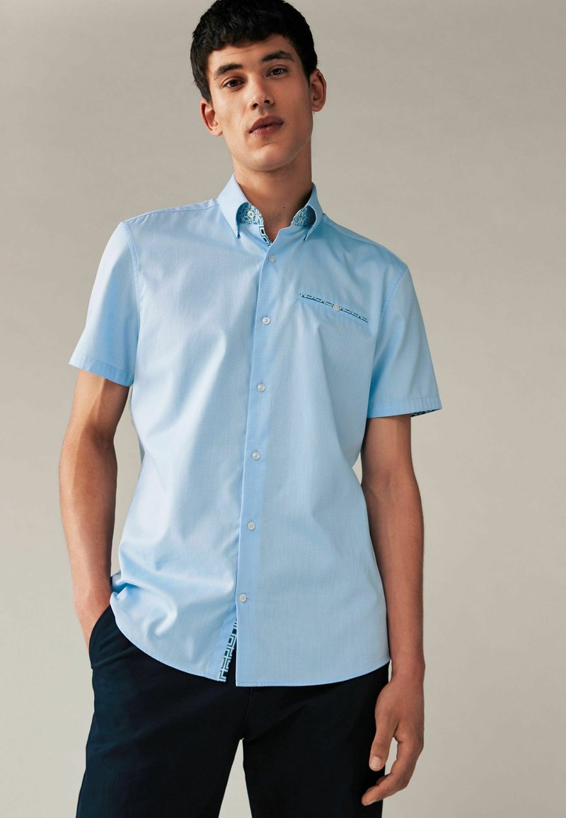 Next TRIMMED  SHORT SLEEVE  - Vapaa-ajan kauluspaita - light blue
